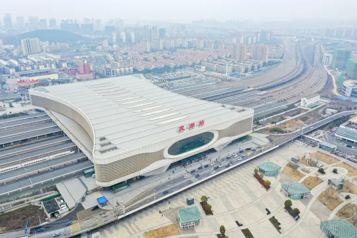 芜湖火车站客流以中短途探亲流,旅游流为主.