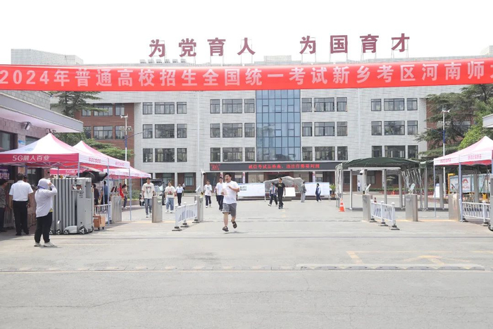 考点外的家长与考生辉县一中考点辉县二中考点焦作市第十一中学考点