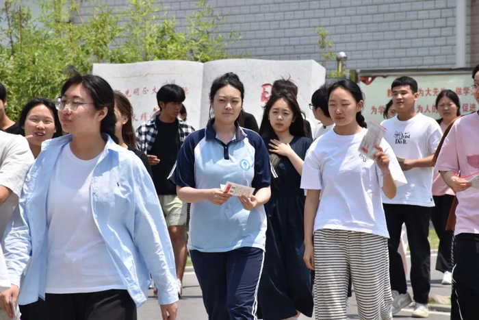 河南高考场外发生的一幕幕……|郑州市|焦作市|实验中学_新浪新闻
