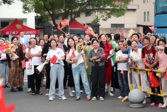 上午8点半左右,一辆辆大巴车陆续停靠在浒山中学门口,一批批洋溢着