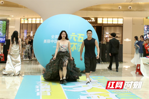 陈雁里 黄伟伦 刘梦蝶)6月5日,长沙环境保护职业技术学院的志愿者们