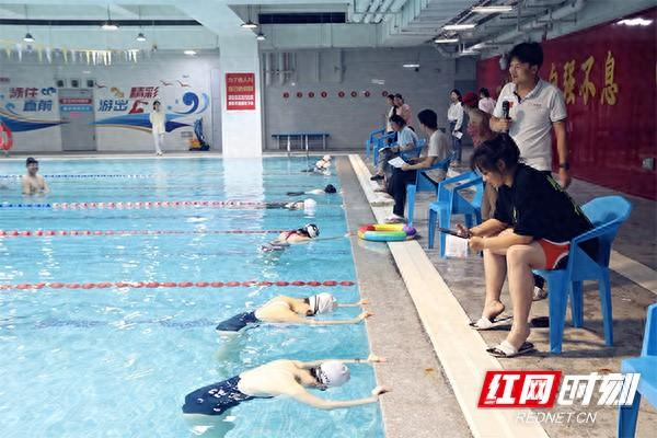 长沙市一中株洲实验学校举行职工游泳比赛