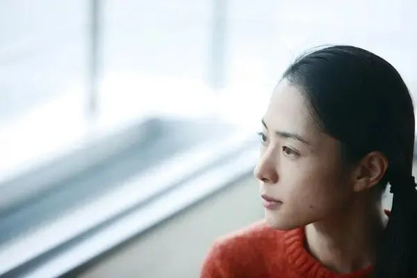 总被忽略的演技派?她如今美貌依旧,惊艳了所有人