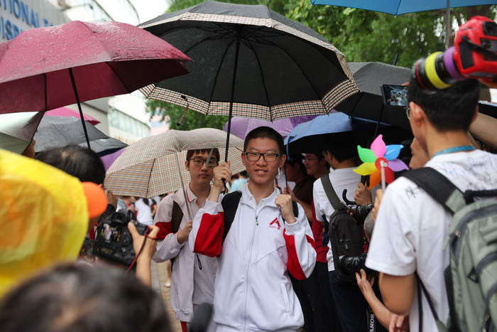 6月7日，人大附中考点，考生握拳为自己加油。 新京报记者李木易 摄
