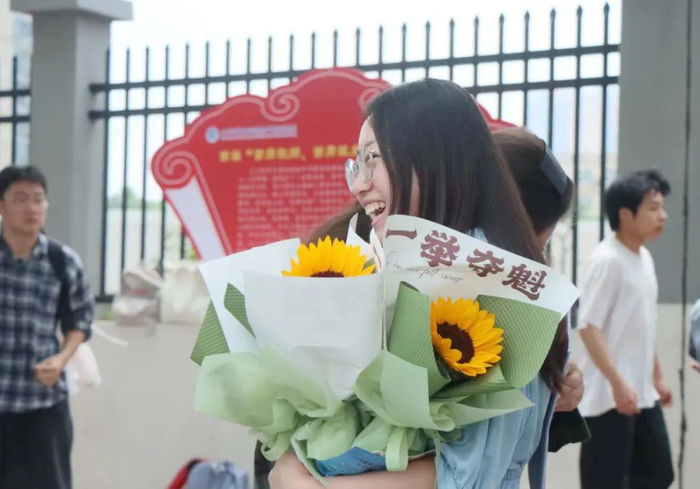 首日考试结束!河南高考场外发生的一幕幕
