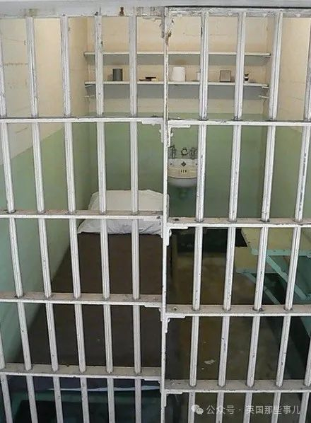 他被误抓关进禁闭室,结果警察把他忘了!18天不吃不喝,创世界纪录!