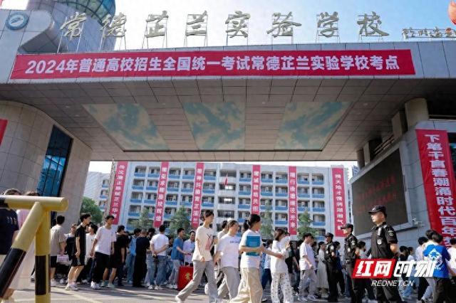 常德市芷兰实验学校考点门口常德市第一中学考点考生自信奔向考场