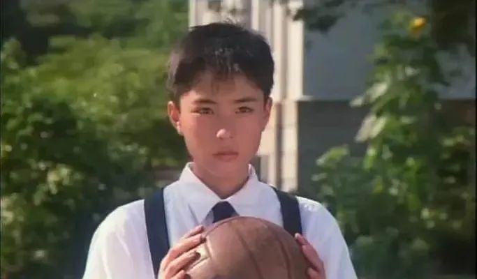 1988年,她以艺名"水原里绘"出演了电影《世纪末暑假(1999年の夏休み)