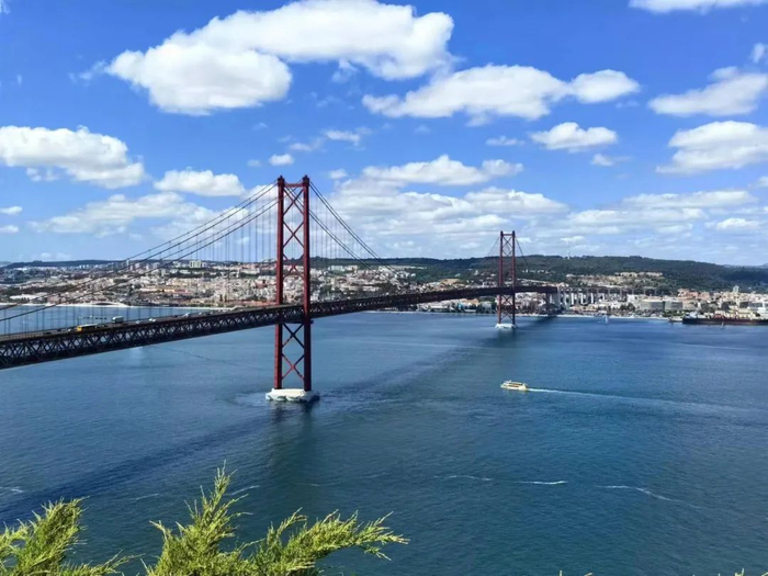 但连接市区和园兜暮焐笄,现在叫四月二十五大桥,高耸,壮观,气势