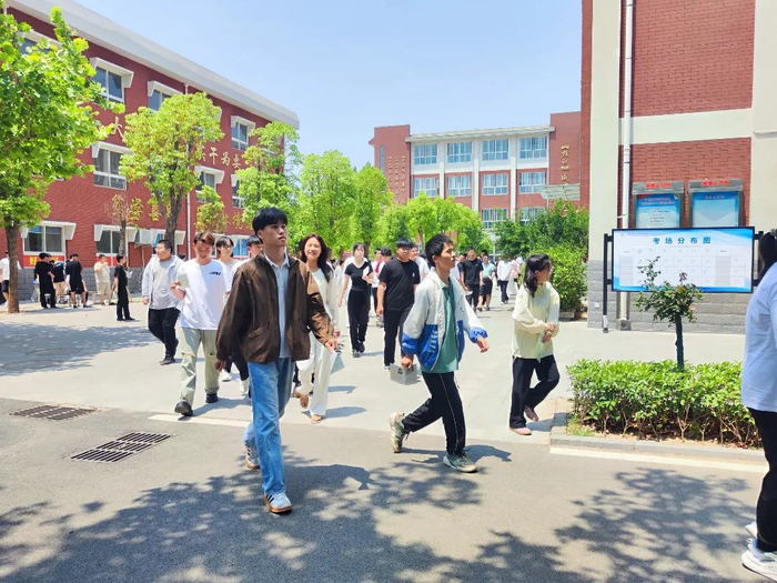 市回民中学考点,家长手持鲜花等待考生出场豫西线——三门峡三门峡市