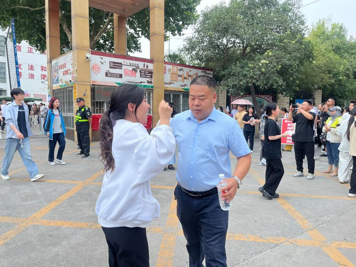 考生与家长分享喜悦新乡市第二十二中学考点考生走出考场新乡市十中