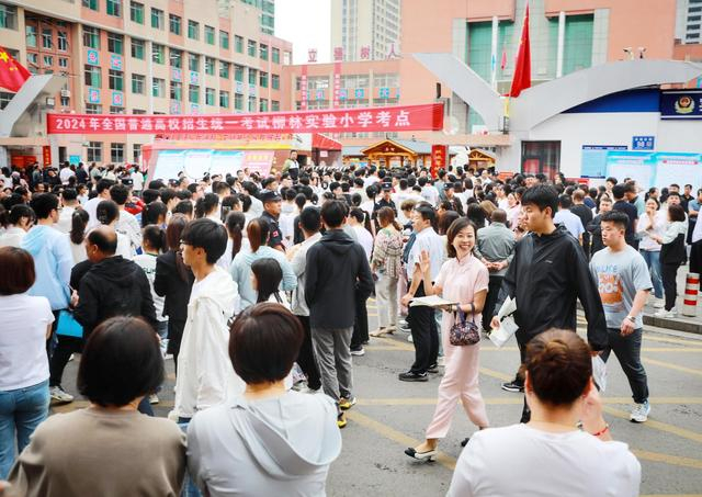 市襄汾县星源学校考点,工作人员核对考生证件▲长治市武乡中学校考点