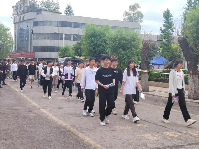 忻州市定襄县定襄中学考点外,考生有序进入考场▲晋城支队沁水县