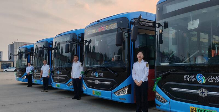 截至目前,主城区9家出租车公司的600余名出租车驾驶员,200余名网约