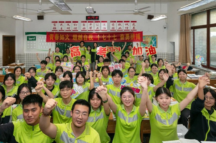 万州区新田中学,呐喊声跌宕起伏,747名考生踏上"梦想班车"进城