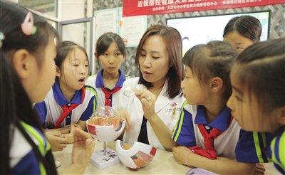 在第29个全国爱眼日之际,红桥区实验小学邀请天津医科大学眼科医院视
