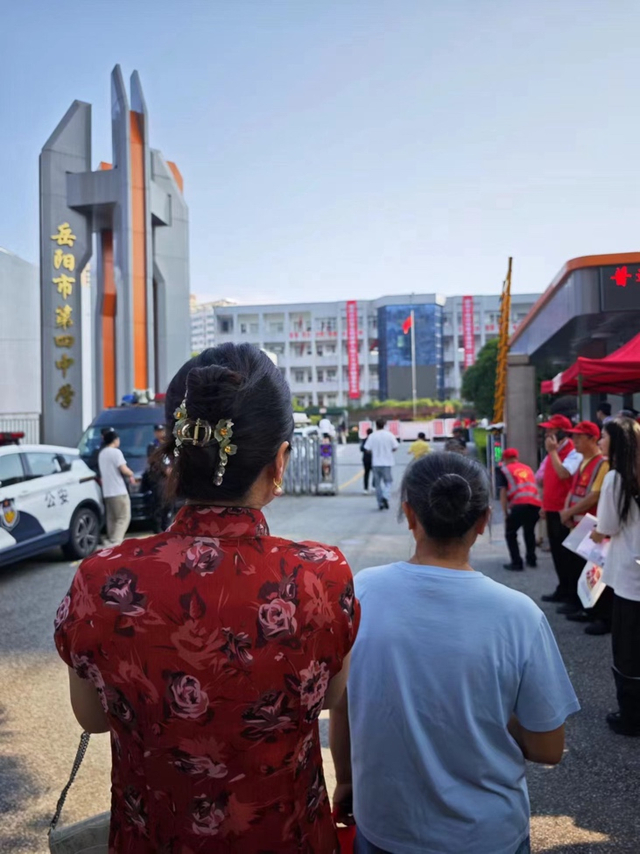 湘北女校老师团为学子送考助威.