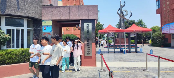 河南高考场外发生的一幕幕……|郑州市|焦作市|实验中学_新浪新闻