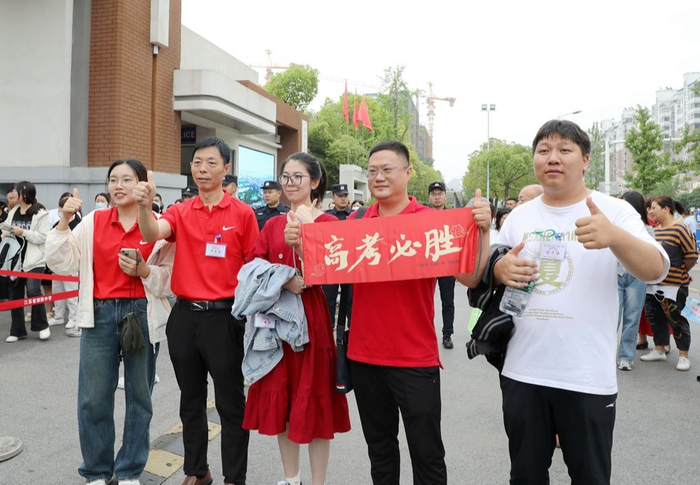 直击2024高考丨泗阳考点外 情真意更切