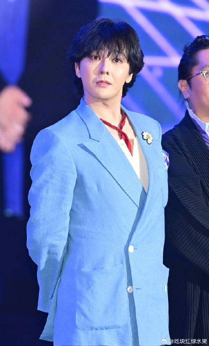 权志龙因为出席活动没清理鼻屎被网友吐槽了