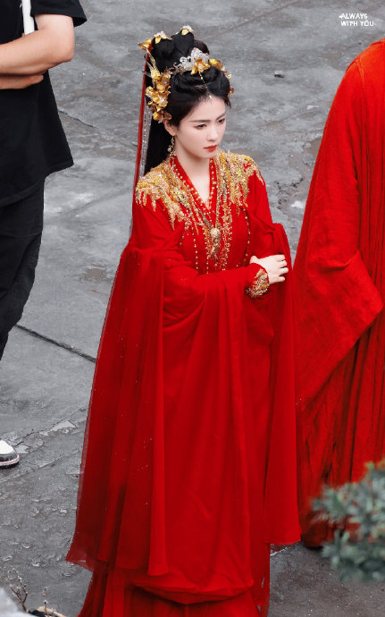 白鹿临江仙红衣造型,咱就说真的有被红衣金配饰造型的李青月给美到了