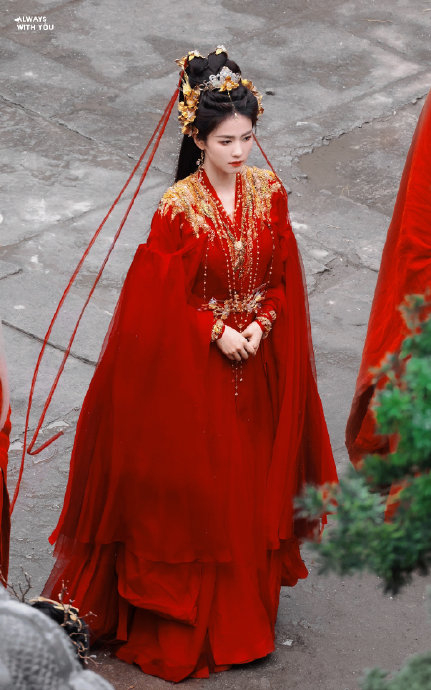白鹿临江仙红衣造型,咱就说真的有被红衣金配饰造型的李青月给美到了