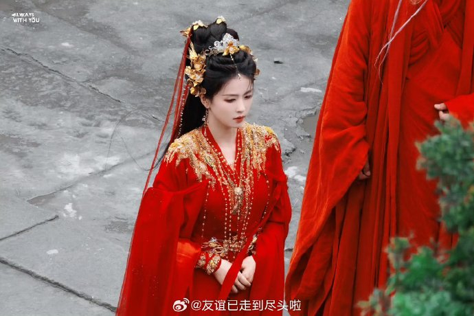 《临江仙》白鹿路透96,这个红衣造型打几分?