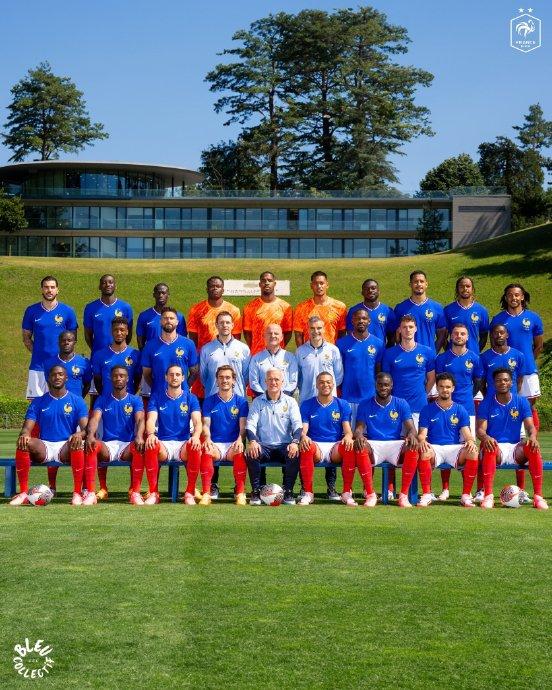 法国国家队发布欧洲杯全家福照片,主教练德尚占据中心位置(c位)