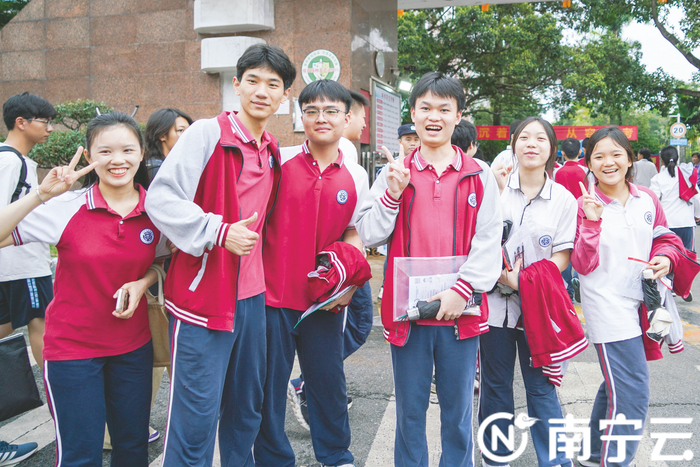 你为梦想出战 我为你而守护 ——二〇二四年高考首日见闻|南宁市|中学