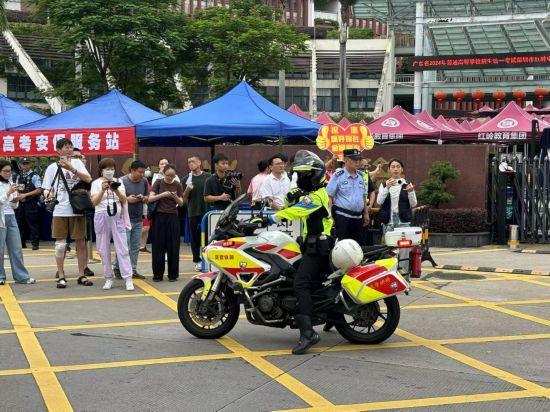 摩托车护送一辆载有考生的车辆,来到红岭中学考点门口,带头交警为深圳