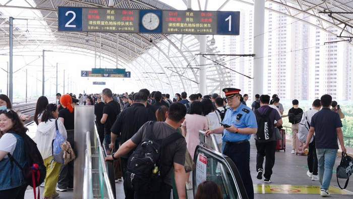全国铁路预计今日发送1690万人次,加开旅客列车856列