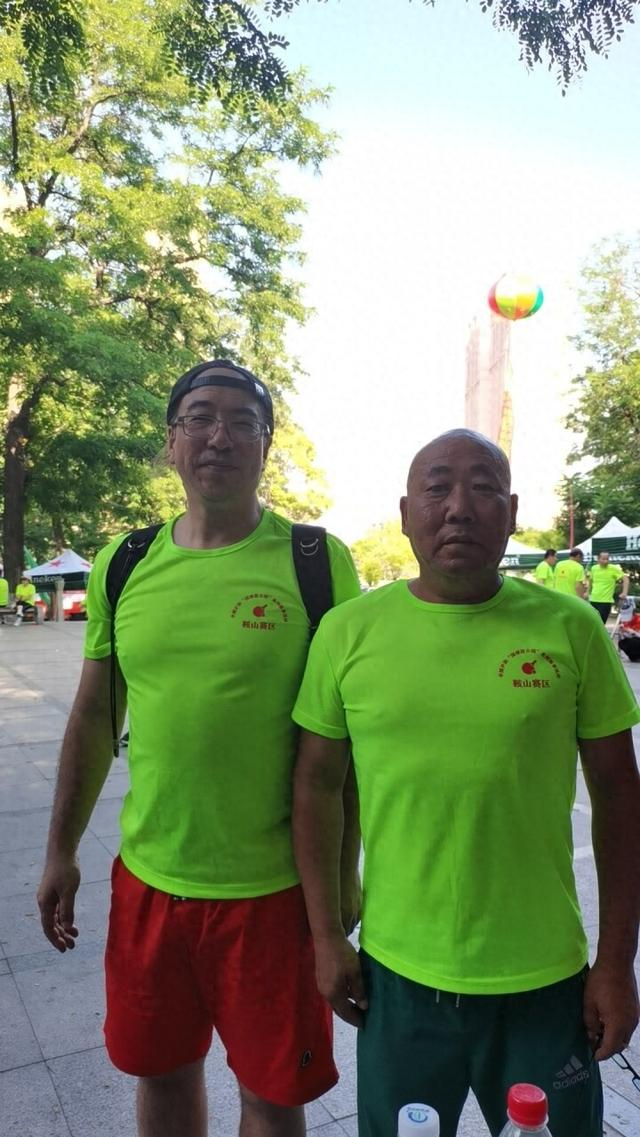 今年54岁的杨健辉来自沈阳,他喜欢乒乓球运动,坚持打球锻炼身体,曾