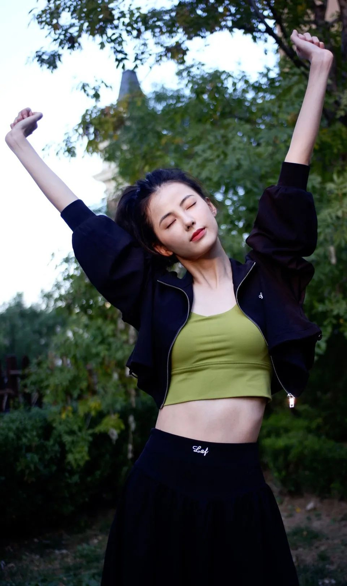 听说是高配小龙女?挺性感嗷