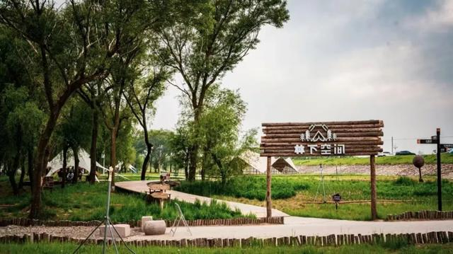 地地址:回民区东乌素图村时间:10:00-22:00鸟鸣涧全红山庄露营地地址