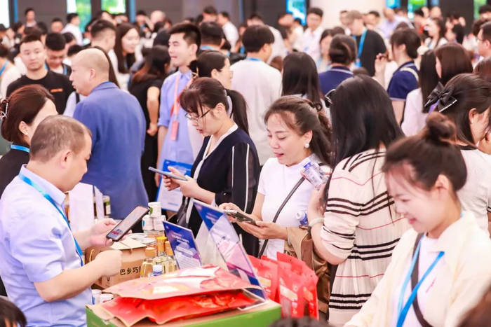 重庆6·18电商节资源对接大会现场，众多企业、主播等进行对接。市商务委供图