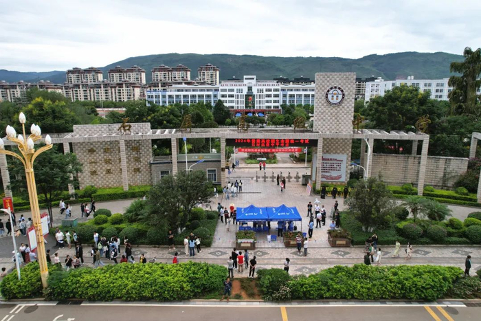 心所致 梦必达 石屏县1750名学子赴考
