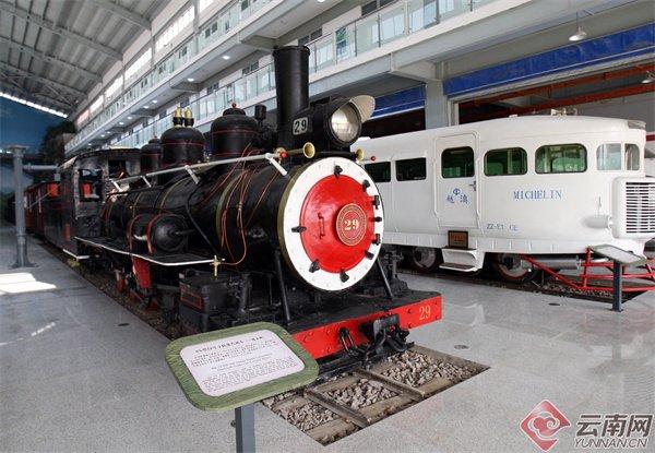 云南铁路博物馆两馆之间贯连一座铁路钢架桥梁,跨越车站的三条股道,将