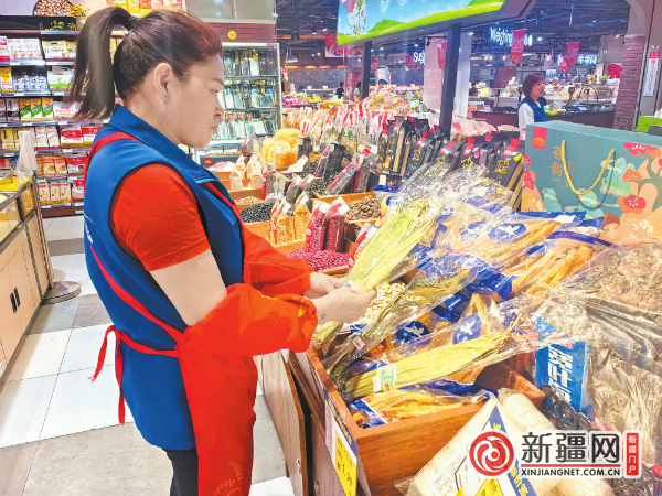 6月7日，在德汇万达广场览茑嘉乐生活超市，超市工作人员正在整理粽叶。（全媒体记者王璇摄）