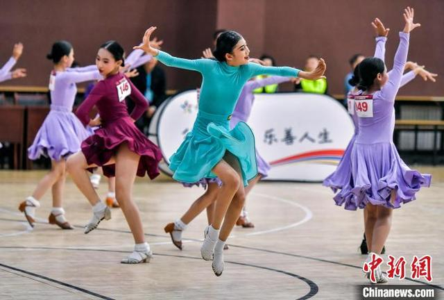 乌鲁木齐:200余名小选手角逐"奔跑吧·少年"体育舞蹈比赛