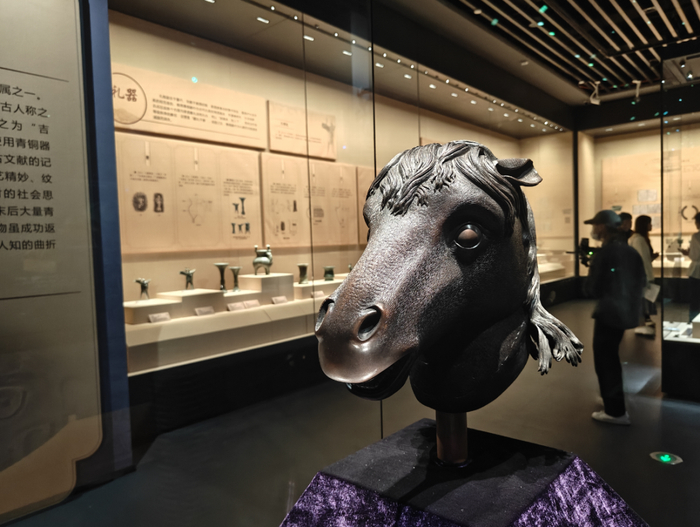 第一章"聚首盛世"展出的7尊圆明园兽首铜像是本次展览的主角,其中牛首