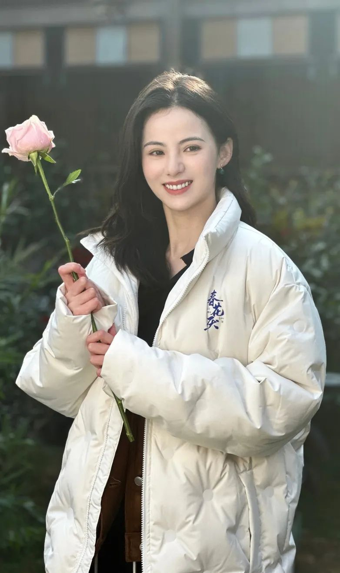 像不像李若彤!像不像小龙女!比如黄日莹,大家听说过吗?