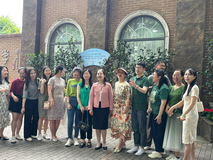 卢湾高级中学的送考队伍里,有来自上海科技大学,昆山杜克大学,华东