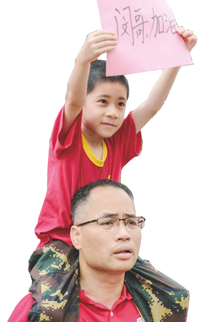 (彭寰 摄)在南宁市第十四中学高中部三塘校区考点外,送考老师与