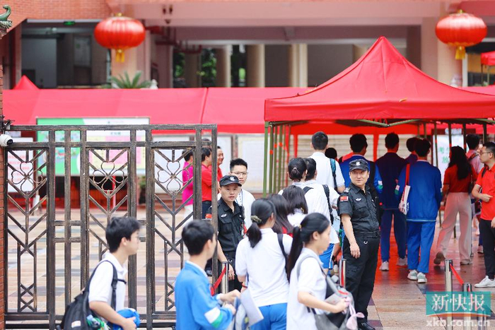 6月7日,广州市第七中学考点,考生陆续进入考场.