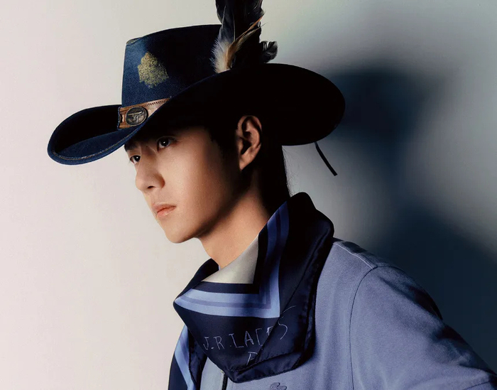 王一博最新露面依旧戴帽子,后脑疑似出现斑秃,国外看球赛散心