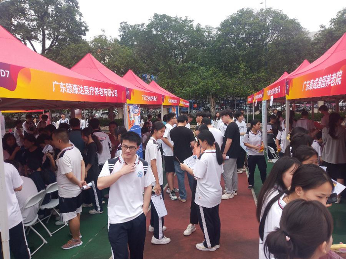 火力接续!市技师第二场校园招聘会吸引188家企业入场