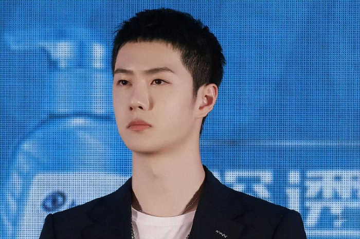 王一博最新露面依旧戴帽子,后脑疑似出现斑秃,国外看球赛散心