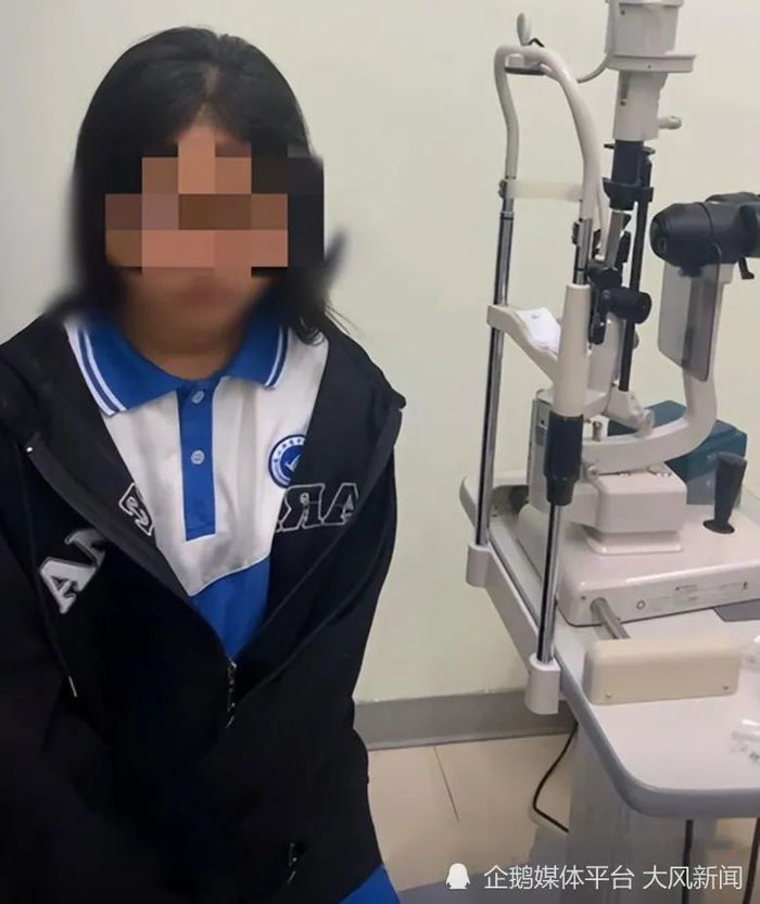 学生在医院做检查