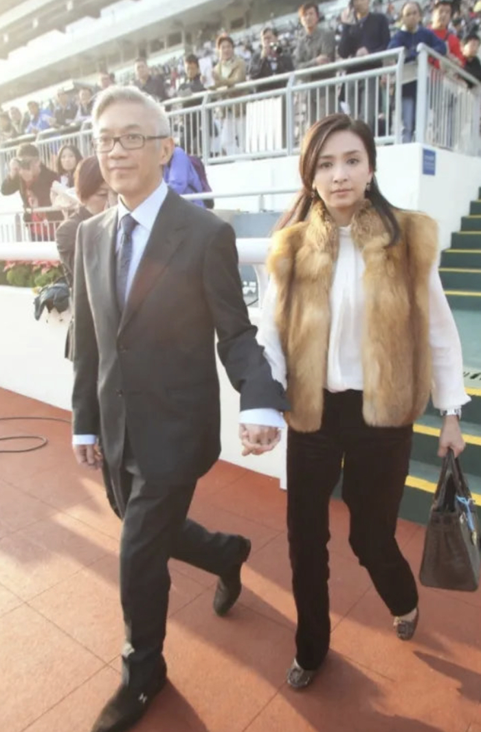 吴婉芳30岁长子现身马场,与俩叔叔罕同框拉头马,长发齐肩好清秀