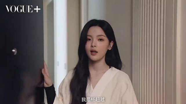 杨超越时装秀采访,从刚出道时的邻家妹妹风成长为现在的女神范儿